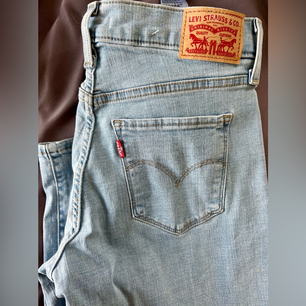 Women’s Levi’s straight fit 28’